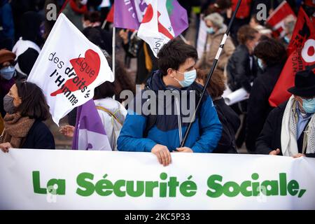 Il banner recita "sicurezza sociale”. Migliaia di manifestanti hanno marciato di nuovo contro la legge sulla "legge sulla sicurezza globale" promossa dal presidente francese Macron e dalla sua maggioranza e per ottenere più mezzi per il sistema sanitario pubblico e gli ospedali. Il disegno di legge 'Global Security Law' proibirà a chiunque di fotografare o filmare i membri della polizia se non violati : i trasgressori potrebbero essere condannati fino a un anno in prigione e una multa di €45,000 dollari. La legge prevede anche di generalizzare il riconoscimento facciale negli spazi pubblici come in Cina. Il difensore dei diritti francesi, la Commissione nazionale francese per i diritti dell'uomo (organi amministrativi) e l'ONU Hu Foto Stock