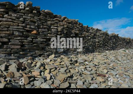 Sheep Wall a Nord Ronaldsay, Orcadi, costruito per tenere le pecore sulla spiaggia e fuori dalla terra Foto Stock
