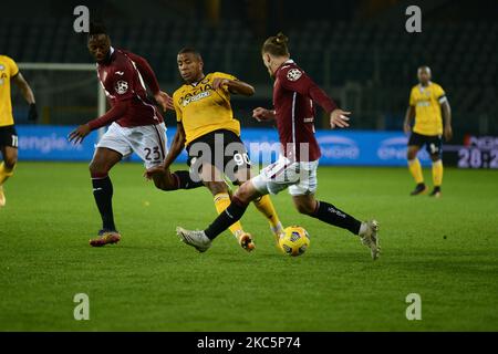 Soualiho Meite e Marvin Zeegelaar di Udinese Calcio durante la Serie Una partita tra Torino FC e Udinese Calcio allo Stadio Olimpico Grande Torino il 12 dicembre 2020 a Torino. Durante la Serie Una partita tra Torino FC e Udinese Calcio allo Stadio Olimpico Grande Torino il 12 dicembre, 2020 a Torino. (Foto di Alberto Gandolfo/NurPhoto) Foto Stock