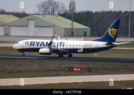 Immagine panoramica con sfondo sfocato di un Boeing 737-800 che accelera per la partenza. Ryanair Irish low cost Aircraft Boeing 737 visto in partenza dall'aeroporto EIN EHEH di Eindhoven. Il Boeing 737-800 o B737 NG a corpo stretto ha la registrazione EI-DYB ed è alimentato da motori a reazione CFMI 2x. La compagnia aerea irlandese FR RYR Ryan Air era la più grande compagnia aerea europea a basso costo. Il traffico mondiale di passeggeri è diminuito durante l'era pandemica del coronavirus covid-19, con l'industria che lotta per sopravvivere, mentre i passeggeri mantengono le misure di sicurezza obbligatorie durante i voli come il viso Foto Stock