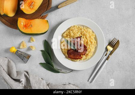 Risotto di zucca in ciotola bianca, vista dall'alto Foto Stock