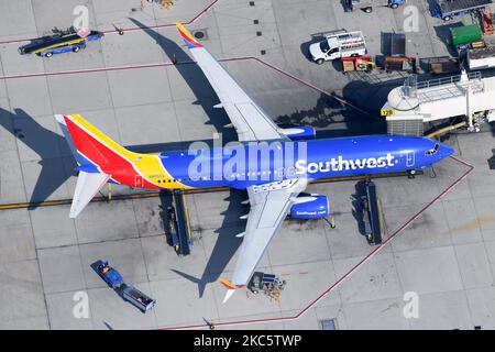 Gli aeromobili Boeing 737-800 della Southwest Airlines sono parcheggiati al cancello. Piano 737 con alette a scimitar. Aereo registrato come N8550Q. Foto Stock