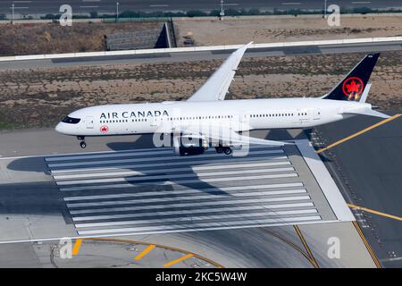 Atterraggio dell'aereo Air Canada Boeing 787 Dreamliner. Aereo 787-9 di Air Canada che vola. Aereo registrato come C-FVLZ in avvicinamento finale sulla pista. Foto Stock