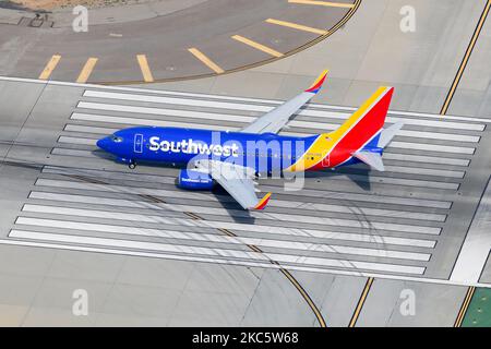 L'aereo Boeing 737 sud-ovest sta per partire dalla pista dell'aeroporto. Aeromobile 737-700 di Southwest Airlines registrato come N463WN. Foto Stock