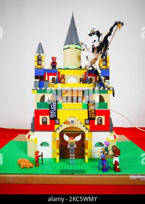 Presepio fatto di LEGO è visto al Concorso presepio del 78th sono presentati nell'edificio Celestat a Cracovia, in Polonia, il 14 dicembre 2020. Quest'anno i presepi di Natale di Cracovia sono stati iscritti nella lista dell'UNESCO. La tradizione risale al 1937, quando si tenne il Concorso per la scena della Natività del 1st. Presepi di tutte le età, dilettanti e artisti professionisti, si riuniscono ogni anno nella piazza principale per presentare le loro ultime creazioni fatte a mano. Quest'anno, a causa della pandemia del coronavirus, è stata presentata solo online e i risultati del concorso sono stati presentati on-line, sul platfo di YouTube Foto Stock