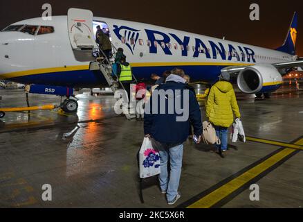 I passeggeri che salitano a bordo di un aereo Ryanair per Dublino presso l'aeroporto internazionale John Paul II Krakow-Balice. Domenica 13 dicembre 2020, all'aeroporto internazionale di Cracovia-Balice, Cracovia, Polonia. (Foto di Artur Widak/NurPhoto) Foto Stock