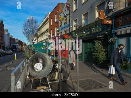 Uno stand di strada con alberi di Natale in vendita, come gli acquirenti di Natale inizio a cercare l'albero di Natale perfetto. Lunedì 14 dicembre 2020 a Dublino, Irlanda. (Foto di Artur Widak/NurPhoto) Foto Stock