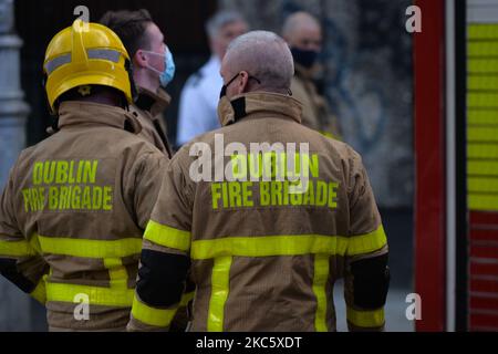 I membri della Brigata dei vigili del fuoco di Dublino si sono visti sulla scena di un incidente nel centro di Dublino. Lunedì 14 dicembre 2020 a Dublino, Irlanda. (Foto di Artur Widak/NurPhoto) Foto Stock