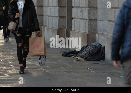 Un sonno sconnesso visto nel centro di Dublino. Lunedì 14 dicembre 2020 a Dublino, Irlanda. (Foto di Artur Widak/NurPhoto) Foto Stock