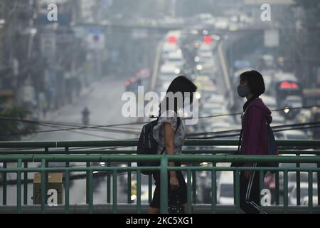 Le persone indossano maschere facciali in un giorno di nebbia a Bangkok, Thailandia, 15 dicembre 2020. (Foto di Anusak Laowilas/NurPhoto) Foto Stock