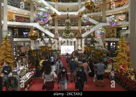 Un centro commerciale è decorato per la prossima celebrazione natalizia al centro commerciale Pavillion di Kuala Lumpur, Malesia, 15 dicembre 2020. (Foto di Mat Zain/NurPhoto) Foto Stock
