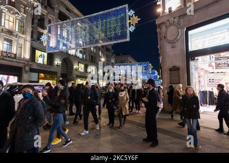 Folle di acquirenti e pendolari camminano lungo Oxford Street decorata con luci festose in vista dell'introduzione di restrizioni più severe sul coronavirus nel periodo che precede Natale, il 15 dicembre 2020 a Londra, Inghilterra. Da domani, la Greater London, così come alcune parti dell'Essex e dell'Hertfordshire, passerà alle restrizioni sui coronavirus di livello 3 con conseguente chiusura di pub, bar, ristoranti, hotel e locali di intrattenimento al coperto come teatri e cinema, in quanto i tassi di infezione sono ben al di sopra della media nazionale e continuano ad aumentare. (Foto di Wiktor Szymanowicz/NurPhoto) Foto Stock