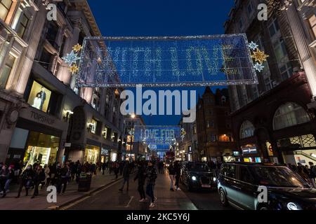 Folle di acquirenti e pendolari camminano lungo Oxford Street decorata con luci festose in vista dell'introduzione di restrizioni più severe sul coronavirus nel periodo che precede Natale, il 15 dicembre 2020 a Londra, Inghilterra. Da domani, la Greater London, così come alcune parti dell'Essex e dell'Hertfordshire, passerà alle restrizioni sui coronavirus di livello 3 con conseguente chiusura di pub, bar, ristoranti, hotel e locali di intrattenimento al coperto come teatri e cinema, in quanto i tassi di infezione sono ben al di sopra della media nazionale e continuano ad aumentare. (Foto di Wiktor Szymanowicz/NurPhoto) Foto Stock