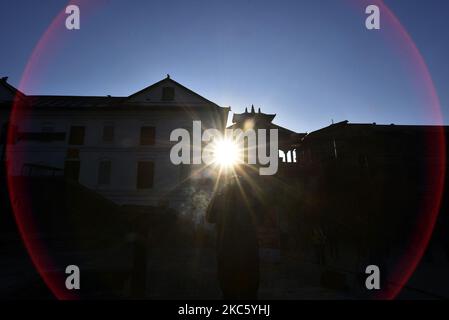 I devoti nepalesi che offrono bastoni di fragranze nei locali dopo essere entrati nel Tempio di Pashupatinath mercoledì 16 dicembre 2020. A causa della pandemia del 19, il Tempio di Pashupatinath fu chiuso per devoti, dopo nove mesi è stato aperto eseguendo rituali speciali dal presidente Bidya Devi Bhandari. (Foto di Narayan Maharjan/NurPhoto) Foto Stock