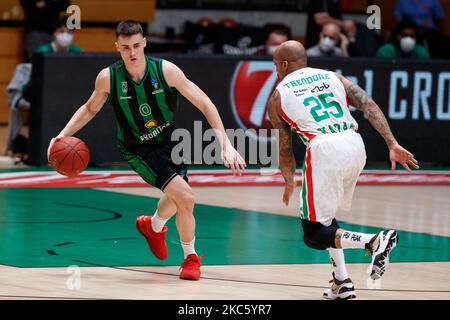 Neno Dimitrijevic del Club Joventut Badalona in azione con Jordan Theodore dell'UNICS Kazan durante la partita Eurocup di 7 giorni tra il Club Joventut Badalona e l'UNICS Kazan a Pabellon Olimpico de Badalona a Barcellona, Spagna. (Foto di David Ramirez/DAX Images/NurPhoto) Foto Stock