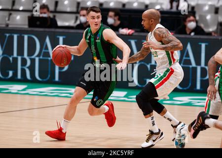 Neno Dimitrijevic del Club Joventut Badalona in azione con Jordan Theodore dell'UNICS Kazan durante la partita Eurocup di 7 giorni tra il Club Joventut Badalona e l'UNICS Kazan a Pabellon Olimpico de Badalona a Barcellona, Spagna. (Foto di David Ramirez/DAX Images/NurPhoto) Foto Stock