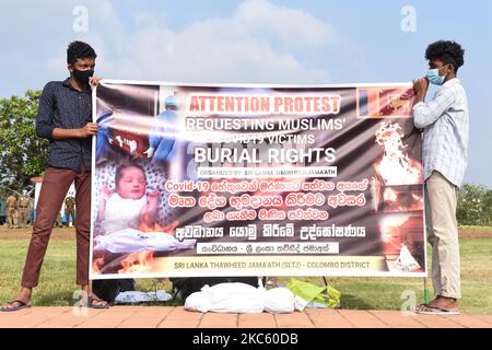 Membri dello Sri Lanka Thawheed Jamaath (SLTJ), un'organizzazione islamica detiene cartelli durante la protesta che chiedono diritti di sepoltura per i musulmani che muoiono di COVID 19 vicino Colombo, Sri Lanka il 16 dicembre 2020. (Foto di Achila Jayawardana/NurPhoto) Foto Stock