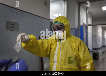 Un medico militare all'interno dell'unità di terapia intensiva dell'ospedale militare â€œCelioâ€ a Roma il 24th novembre 2020, Italia. Dal benning dello scoppio dell'epidemia di Covid-19, in marzo, l'esercito italiano aiuta la pioplazione aprendo gli ospedali militari ai civili, con un massiccio sostegno nelle prove di bastone e la creazione di diversi campi militari in tutto il paese per sostenere la salute nazionale. All'interno dell'ospedale â€œCelioâ a Roma ci sono più di 150 posti letto per i pazienti affetti dal virus Covid19. (Foto di Matteo Trevisan/NurPhoto) Foto Stock