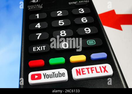 Un dettaglio del telecomando TV con pulsanti della piattaforma di streaming è visto nella foto dell'illustrazione scattata il 16 dicembre 2020 a Cracovia, Polonia. (Foto di Beata Zawrzel/NurPhoto) Foto Stock
