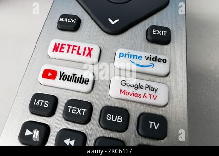 Un dettaglio del telecomando TV con pulsanti della piattaforma di streaming è visto nella foto dell'illustrazione scattata il 16 dicembre 2020 a Cracovia, Polonia. (Foto di Beata Zawrzel/NurPhoto) Foto Stock