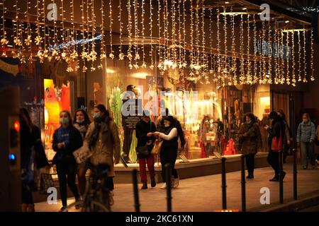 Nonostante la pandemia di Covid-19 e prima del coprifuoco alle 8pm, la gente gode le decorazioni di Natale e va shopping nei negozi decorati per Natale. Il municipio di tolosa, il Capitole e la piazza Capitole sono decorati e illuminati. Tolosa. Francia. Dicembre 16th 2020 (Foto di Alain Pitton/NurPhoto) Foto Stock