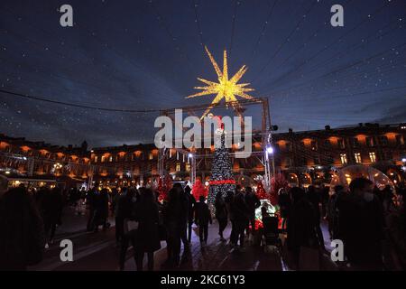 Sulla piazza Capitole, la gente gode di animazioni natalizie. Nonostante la pandemia di Covid-19 e prima del coprifuoco alle 8pm, la gente gode le decorazioni di Natale e va shopping nei negozi decorati per Natale. Il municipio di tolosa, il Capitole e la piazza Capitole sono decorati e illuminati. Tolosa. Francia. Dicembre 16th 2020 (Foto di Alain Pitton/NurPhoto) Foto Stock