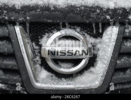 Un logo Nissan visto su un'auto parcheggiata nel centro di Cracovia. Giovedì 10 dicembre 2020, a Cracovia, Polonia. (Foto di Artur Widak/NurPhoto) Foto Stock