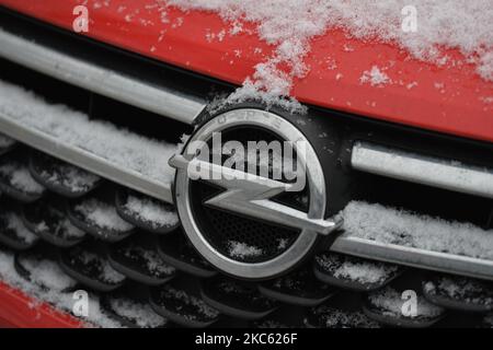 Un logo Opel visto su un'auto parcheggiata nel centro di Cracovia. Giovedì 10 dicembre 2020, a Cracovia, Polonia. (Foto di Artur Widak/NurPhoto) Foto Stock