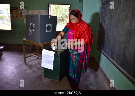 Donna lancia il suo voto per le elezioni del Consiglio autonomo di Tiwa 2020, in un seggio elettorale nel distretto di Nagaon, nello stato nordorientale di Assam, India, 17,2020 dicembre, (Foto di Anuwar Hazarika/NurPhoto) Foto Stock