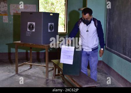 Un uomo lancia il suo voto per le elezioni del Consiglio autonomo di Tiwa 2020, in un seggio elettorale nel distretto di Nagaon, nello stato nordorientale di Assam, India, 17,2020 dicembre, (Foto di Anuwar Hazarika/NurPhoto) Foto Stock