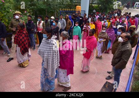 Gli elettori sono in fila per esprimere i loro voti per le elezioni del Consiglio autonomo Tiwa 2020, nel distretto di Nagaon, nello stato nordorientale di Assam, India, 17,2020 dicembre (Foto di Anuwar Hazarika/NurPhoto) Foto Stock