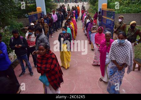 Gli elettori sono in fila per esprimere i loro voti per le elezioni del Consiglio autonomo Tiwa 2020, nel distretto di Nagaon, nello stato nordorientale di Assam, India, 17,2020 dicembre (Foto di Anuwar Hazarika/NurPhoto) Foto Stock