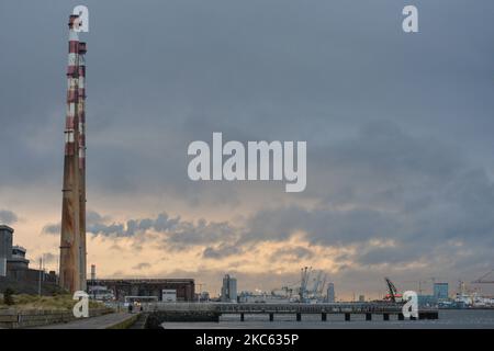 Vista su Poolbeg Chimneys, il porto di Dublino e i terminal dei container. Al comitato per i trasporti di Oireachtas è stato detto che i nuovi controlli doganali e i controlli sulle importazioni nei porti irlandesi a causa della Brexit avranno enormi implicazioni e enormi conseguenze a catena per l’industria del trasporto su strada giovedì 17 dicembre 2020 a Dublino, Irlanda. (Foto di Artur Widak/NurPhoto) Foto Stock