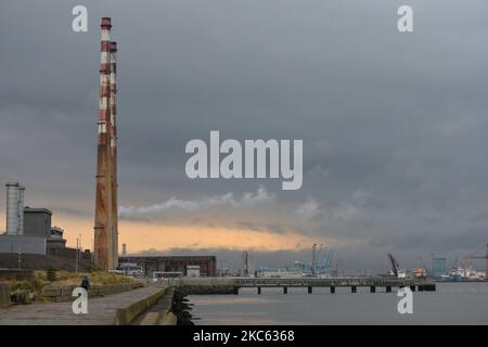 Vista su Poolbeg Chimneys, il porto di Dublino e i terminal dei container. Al comitato per i trasporti di Oireachtas è stato detto che i nuovi controlli doganali e i controlli sulle importazioni nei porti irlandesi a causa della Brexit avranno enormi implicazioni e enormi conseguenze a catena per l’industria del trasporto su strada giovedì 17 dicembre 2020 a Dublino, Irlanda. (Foto di Artur Widak/NurPhoto) Foto Stock