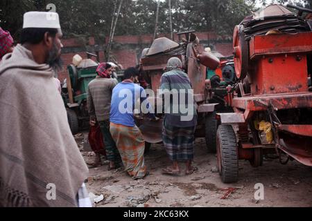 Gli operai tirano un veicolo mentre vanno a lavorare in una mattina di inizio inverno a Dhaka, Bangladesh venerdì 18 dicembre 2020. (Foto di Syed Mahamudur Rahman/NurPhoto) Foto Stock