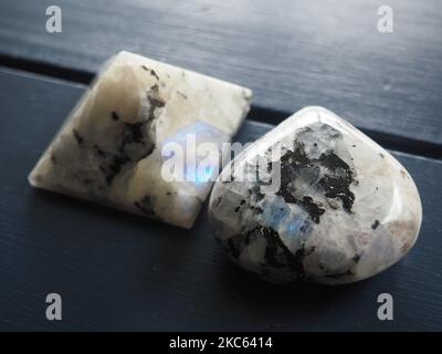 Moonstone con Black e Rainbow inclusi Foto Stock