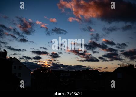 Tramonto con nuvole ad Aquisgrana Schleckheim il 17 dicembre 2020.(Foto di Wassilios Aswestopoulos/NurPhoto) Foto Stock