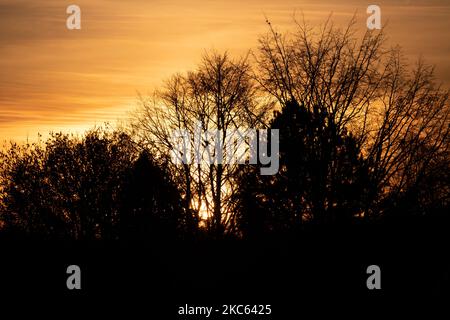 Tramonto con nuvole ad Aquisgrana Schleckheim il 18 dicembre 2020.(Foto di Wassilios Aswestopoulos/NurPhoto) Foto Stock