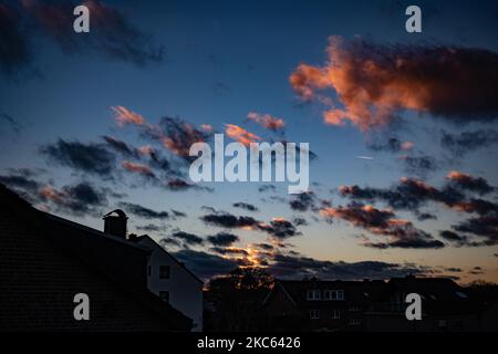 Tramonto con nuvole ad Aquisgrana Schleckheim il 17 dicembre 2020.(Foto di Wassilios Aswestopoulos/NurPhoto) Foto Stock