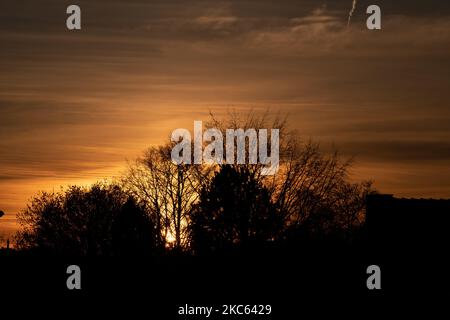 Tramonto con nuvole ad Aquisgrana Schleckheim il 18 dicembre 2020.(Foto di Wassilios Aswestopoulos/NurPhoto) Foto Stock