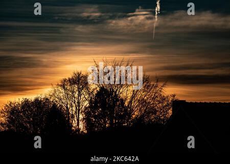 Tramonto con nuvole ad Aquisgrana Schleckheim il 18 dicembre 2020.(Foto di Wassilios Aswestopoulos/NurPhoto) Foto Stock