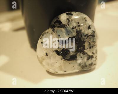 Moonstone con Black e Rainbow inclusi Foto Stock