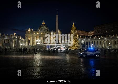 Albero di Natale in Piazza San Pietro, Città del Vaticano, il 17 dicembre 2020 in mezzo alla pandemia del Covid-19 (Foto di Andrea Ronchini/NurPhoto) Foto Stock