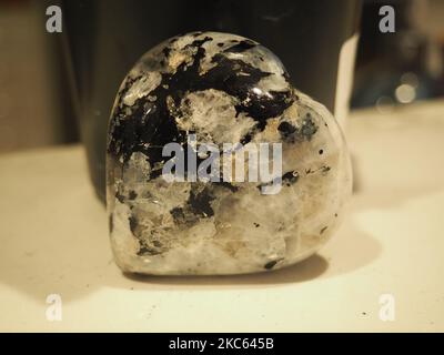 Moonstone con Black e Rainbow inclusi Foto Stock