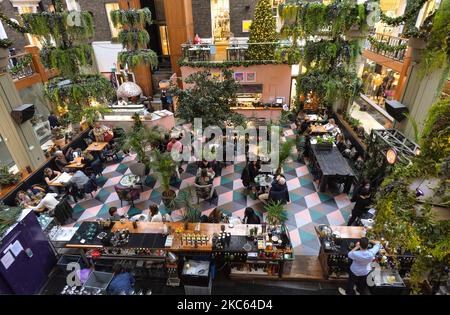 Persone che cenano all'interno del Powerscourt Townhouse Centre a Dublino. Venerdì 18 dicembre 2020 a Dublino, Irlanda. (Foto di Artur Widak/NurPhoto) Foto Stock