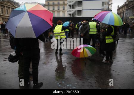 La gente dimostra un fronte il 'Conseil d'Etat' Palais Royal contro la proposta di legge sulla sicurezza globale, in particolare contro gli articoli che mirano a rafforzare il controllo di foto e video di agenti di polizia sui social network. Parigi, Francia, 19 dicembre 2020.(Foto di Mehdi Taamallah/NurPhoto) Foto Stock