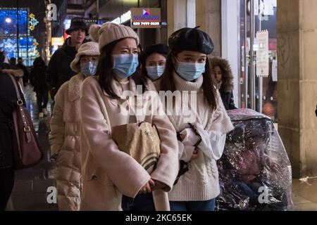 Gli acquirenti camminano lungo Oxford Street come nuove restrizioni del coronavirus, annunciate oggi dal primo ministro britannico Boris Johnson, saranno in vigore a partire dalla mezzanotte di domenica, il 19 dicembre 2020 a Londra, Inghilterra. Londra, il sud-est e l'est dell'Inghilterra entreranno nelle restrizioni di livello 4, simili all'ultimo blocco nazionale, con un soggiorno a casa, la chiusura di tutti i negozi e le imprese non essenziali e la cancellazione del previsto rilassamento delle regole per cinque giorni intorno a Natale. (Foto di Wiktor Szymanowicz/NurPhoto) Foto Stock