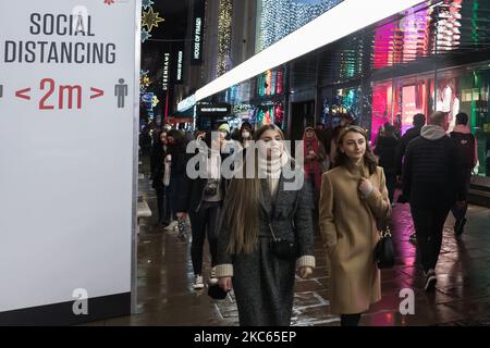 Gli acquirenti camminano lungo Oxford Street come nuove restrizioni del coronavirus, annunciate oggi dal primo ministro britannico Boris Johnson, saranno in vigore a partire dalla mezzanotte di domenica, il 19 dicembre 2020 a Londra, Inghilterra. Londra, il sud-est e l'est dell'Inghilterra entreranno nelle restrizioni di livello 4, simili all'ultimo blocco nazionale, con un soggiorno a casa, la chiusura di tutti i negozi e le imprese non essenziali e la cancellazione del previsto rilassamento delle regole per cinque giorni intorno a Natale. (Foto di Wiktor Szymanowicz/NurPhoto) Foto Stock