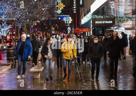 Gli acquirenti camminano lungo Oxford Street come nuove restrizioni del coronavirus, annunciate oggi dal primo ministro britannico Boris Johnson, saranno in vigore a partire dalla mezzanotte di domenica, il 19 dicembre 2020 a Londra, Inghilterra. Londra, il sud-est e l'est dell'Inghilterra entreranno nelle restrizioni di livello 4, simili all'ultimo blocco nazionale, con un soggiorno a casa, la chiusura di tutti i negozi e le imprese non essenziali e la cancellazione del previsto rilassamento delle regole per cinque giorni intorno a Natale. (Foto di Wiktor Szymanowicz/NurPhoto) Foto Stock