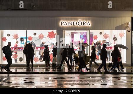 Gli acquirenti camminano lungo Oxford Street come nuove restrizioni del coronavirus, annunciate oggi dal primo ministro britannico Boris Johnson, saranno in vigore a partire dalla mezzanotte di domenica, il 19 dicembre 2020 a Londra, Inghilterra. Londra, il sud-est e l'est dell'Inghilterra entreranno nelle restrizioni di livello 4, simili all'ultimo blocco nazionale, con un soggiorno a casa, la chiusura di tutti i negozi e le imprese non essenziali e la cancellazione del previsto rilassamento delle regole per cinque giorni intorno a Natale. (Foto di Wiktor Szymanowicz/NurPhoto) Foto Stock